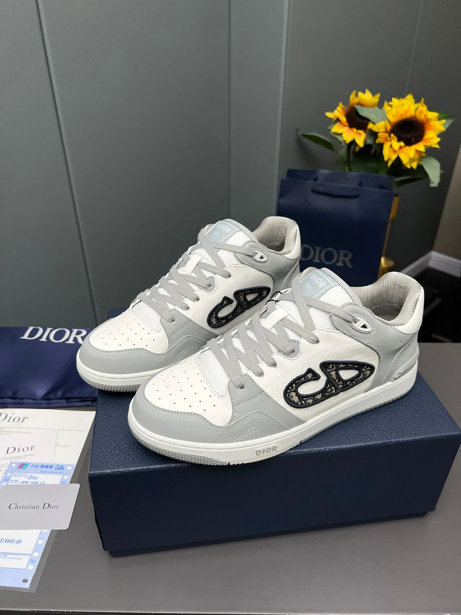 Men's Men's Shoes 💰600 Dior DiorB57 top version of low-top sneakers! ! ! Navy blue with beige smooth first-layer cowhide, fully oiled edges, T men's shoes 💰U outsole.  The 2024 autumn men's wear series has made a wonderful debut, a new classic item launched by Dior. Crafted from smooth first-grain cow leather in navy blue and beige, it's accented by a large leather heat-stamped CD logo on the sides. The distinctive laces of the same color match the color of the shoe body, and the opening and closing are decorated with various classic details on the tongue, sole and back side to enhance the style. The eyelet details, upper stitching and heel strip panels of the same color highlight the dynamic charm of its sports style. Exclusive two-color molded T men's shoes 💰U outsole is light, comfortable, non-slip and wear-resistant, the mesh lining and feet are customized with original colors, soft and breathable. Exquisite production technology highlights the grade, and can be matched with all kinds of clothing to create a refined look.